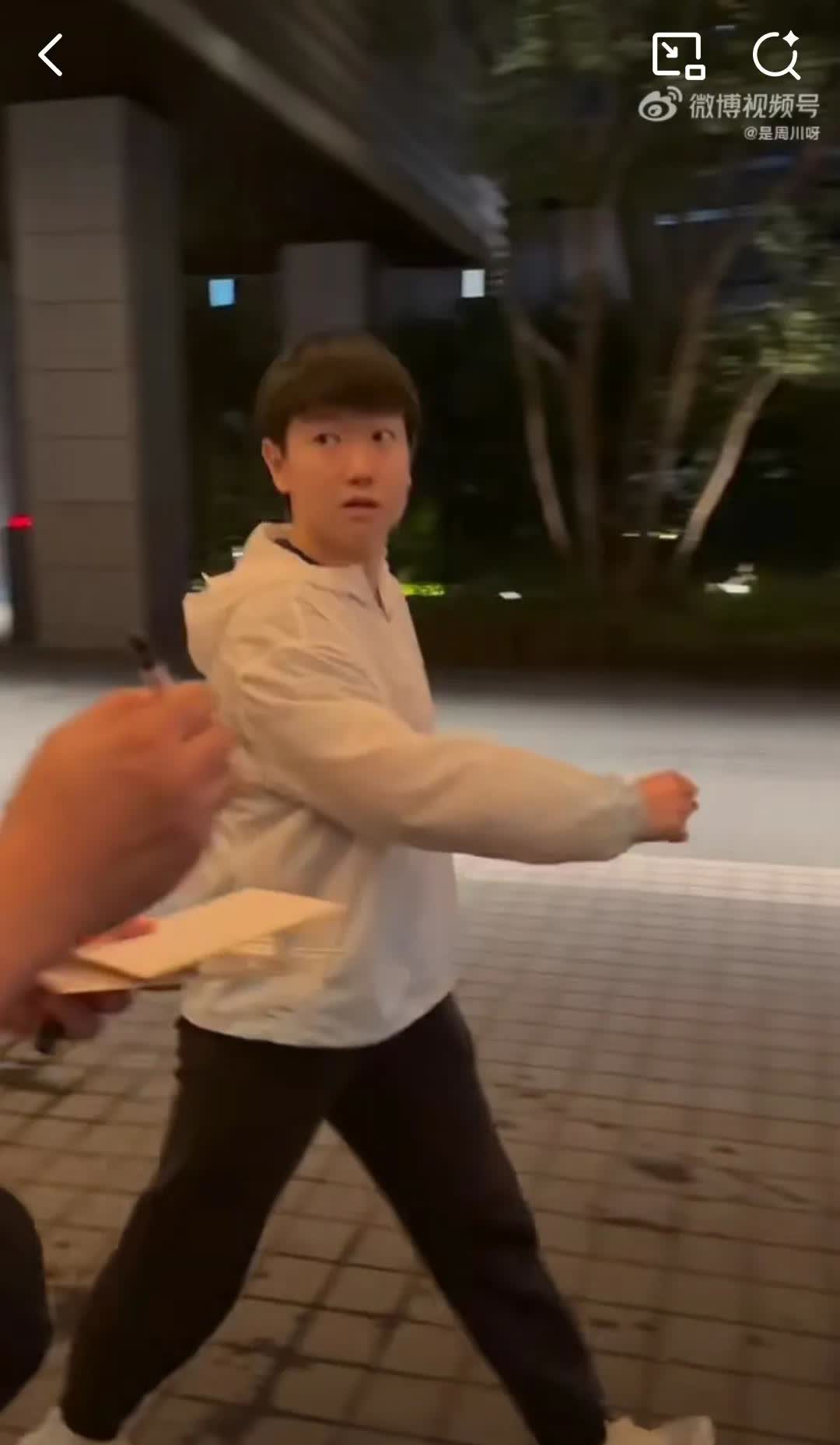 8月11日国乒女队一起出去吃饭陈幸同请客，孙颖莎，王曼昱蒯曼，陈熠，徐奕都是一