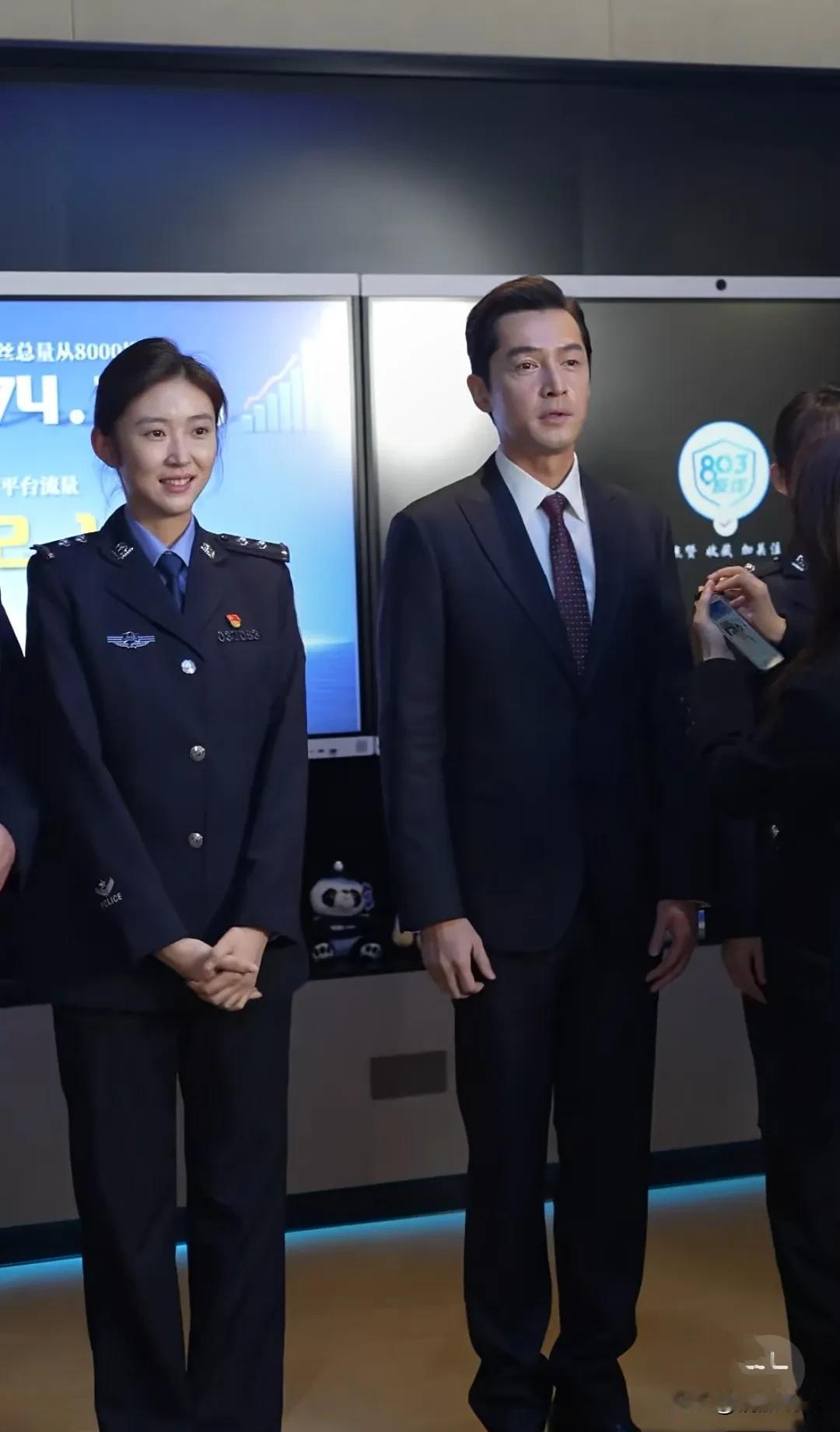 穿西装的胡歌，体质内那味越来越强了！胡歌现身上海公安局，成为反诈宣传形象大使。