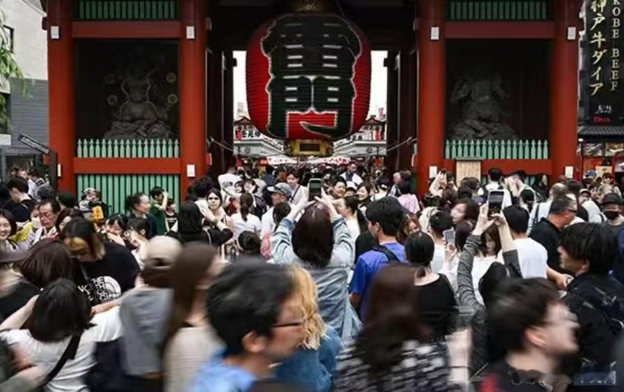 昨晚，和一位在日本做酒店的朋友聊天，他说了句挺丧气的话：这轮中国游客不来，怕是回