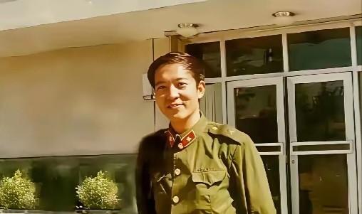 牛群不是一上台就穿军装说相声的。1970年冬天，他在河北丰宁插队，穿着胶鞋跟老乡