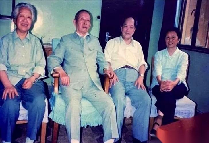 这张老照片，猛地一看，就四个老人，在南京，聊天。但你把这几个名字念一遍：王必