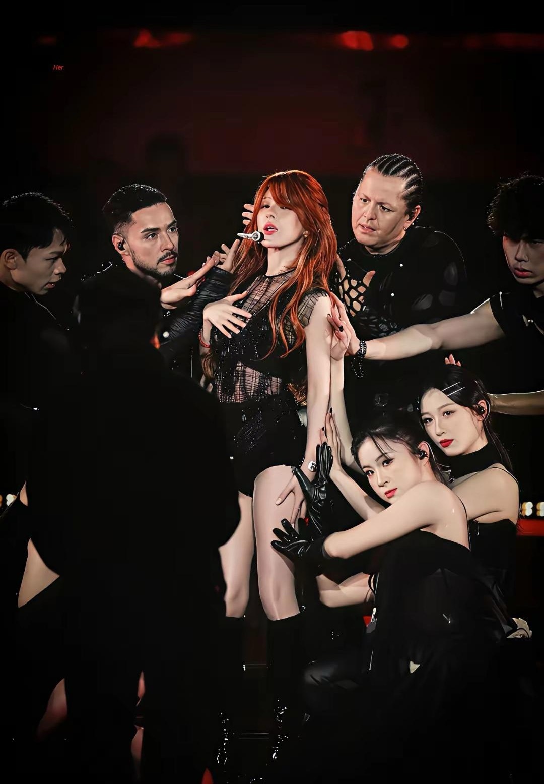 你们发现没有？赵露思肯定是被高人指点过。她这场27岁生日音乐会最厉害的不是排场，