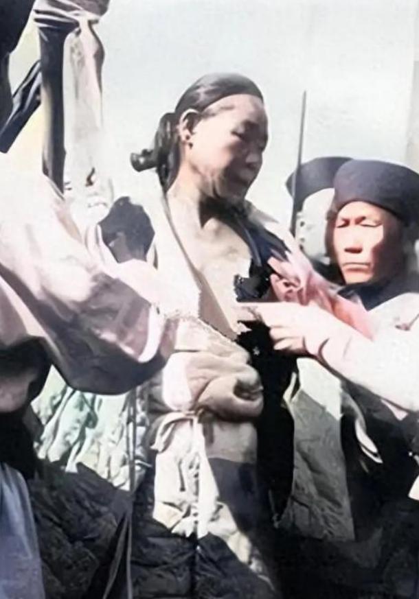 1904年，王维勤被活剐凌迟，绝望地向后仰，士兵厉声呵斥：“老实点，站直了！”