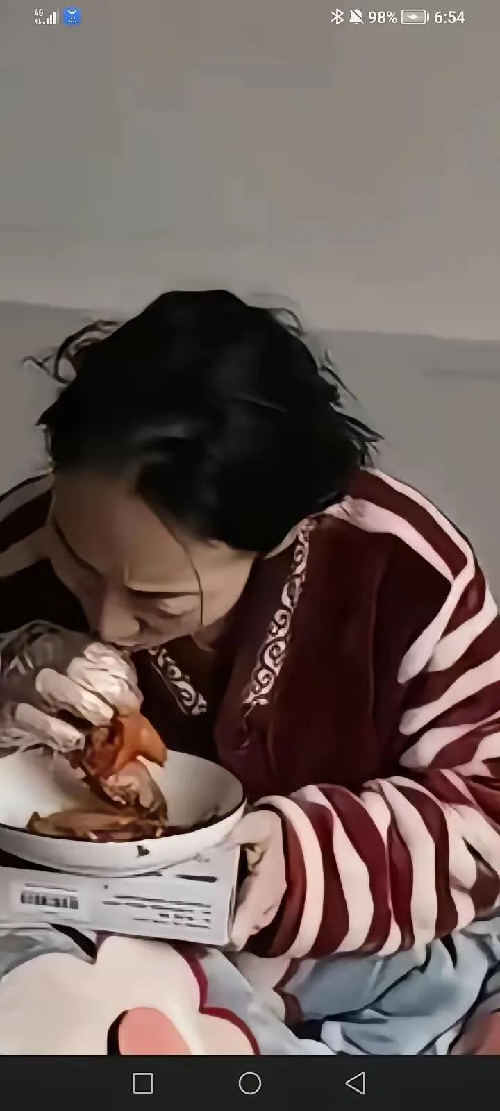 泪酸！妻子患子宫癌晚期，天天不想吃饭，靠营养针活着，突然给丈夫说想吃卤猪蹄，丈夫