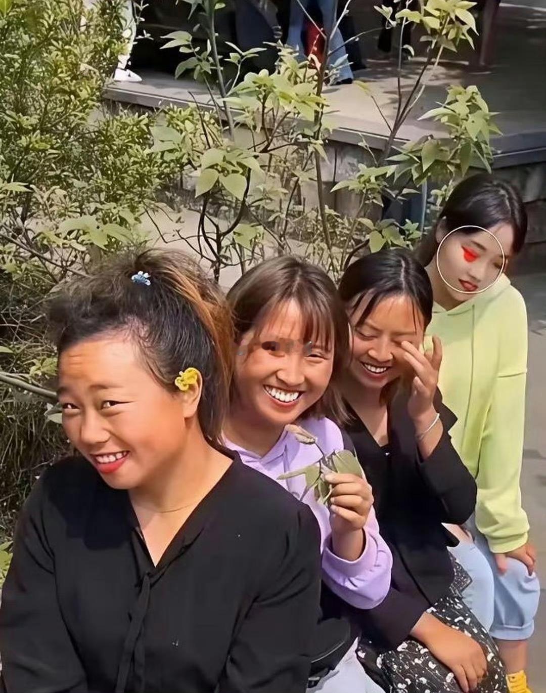 果然在美颜的加持下，根本没有丑人​​​