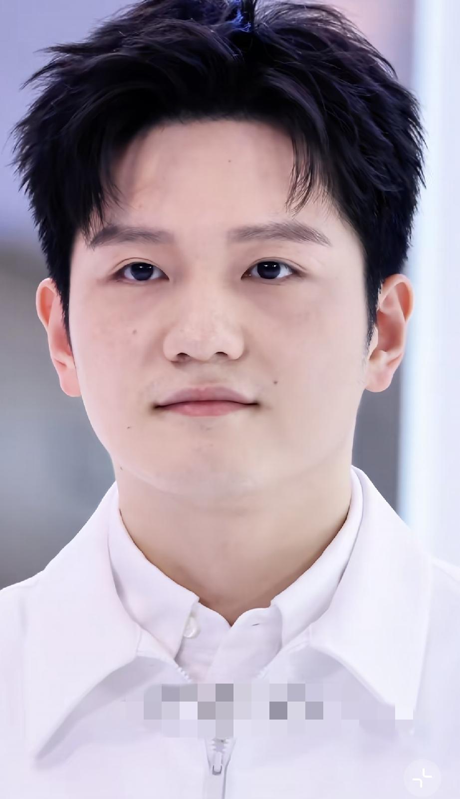 7月29日，樊振东在杭州参加倩碧线下活动，怼脸拍脸上的痣好多，侧面看脸盘变大明显