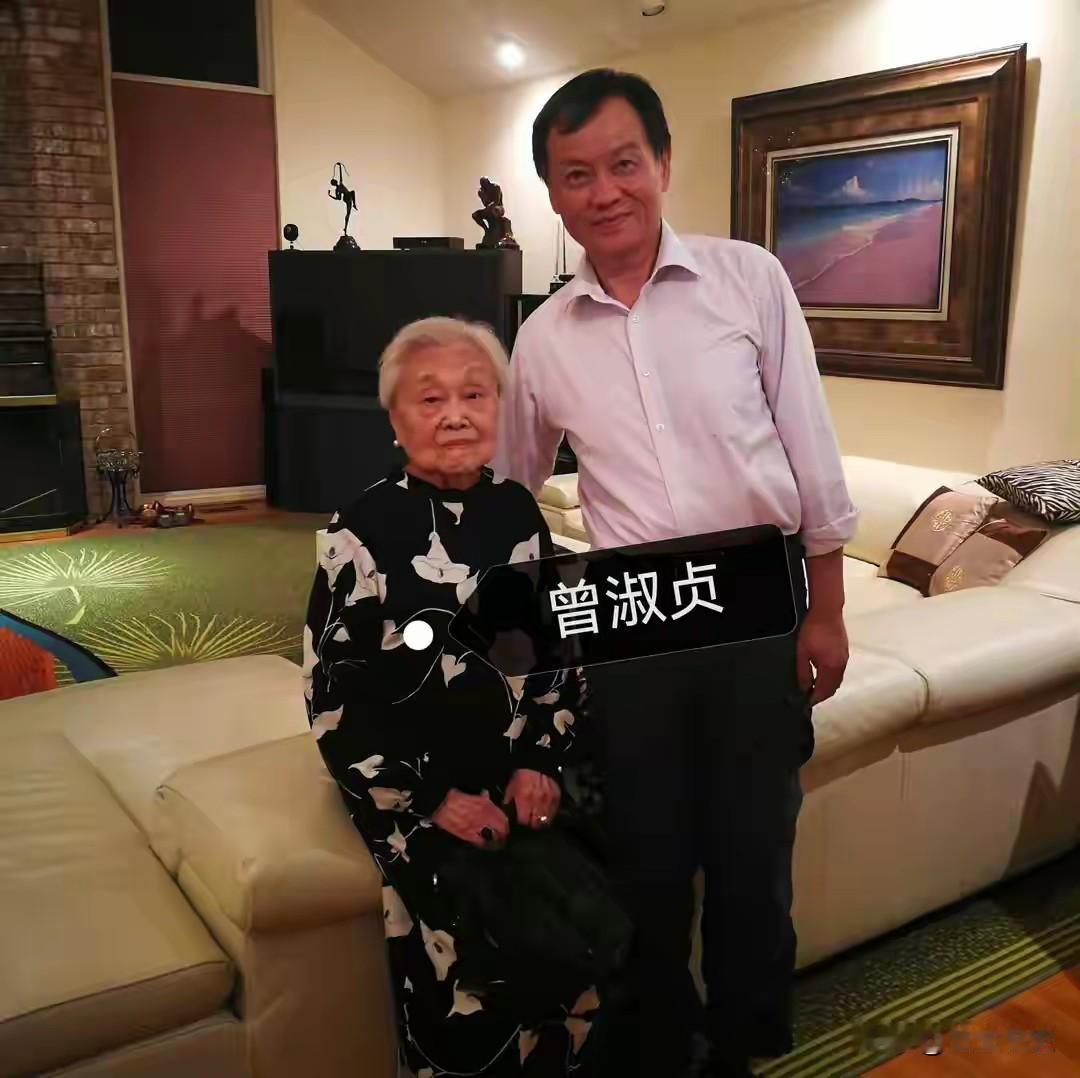 2018年，胡适儿媳曾淑贞的罕见留影，照片里她银发整齐、神情安定，虽年逾九十，却