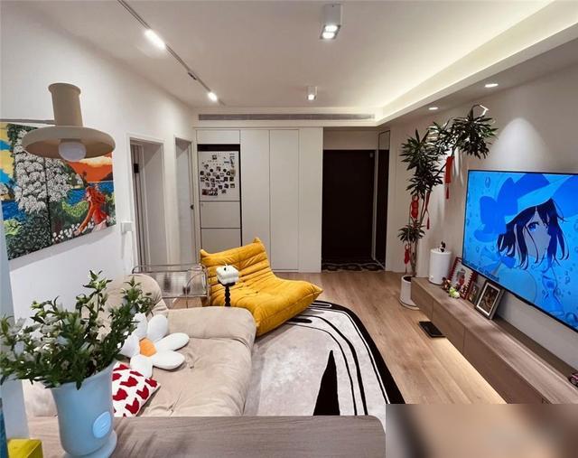 看哭了！北京这41㎡老破小居然改成能住一家三口的两居！最近一男生把41㎡一居改两