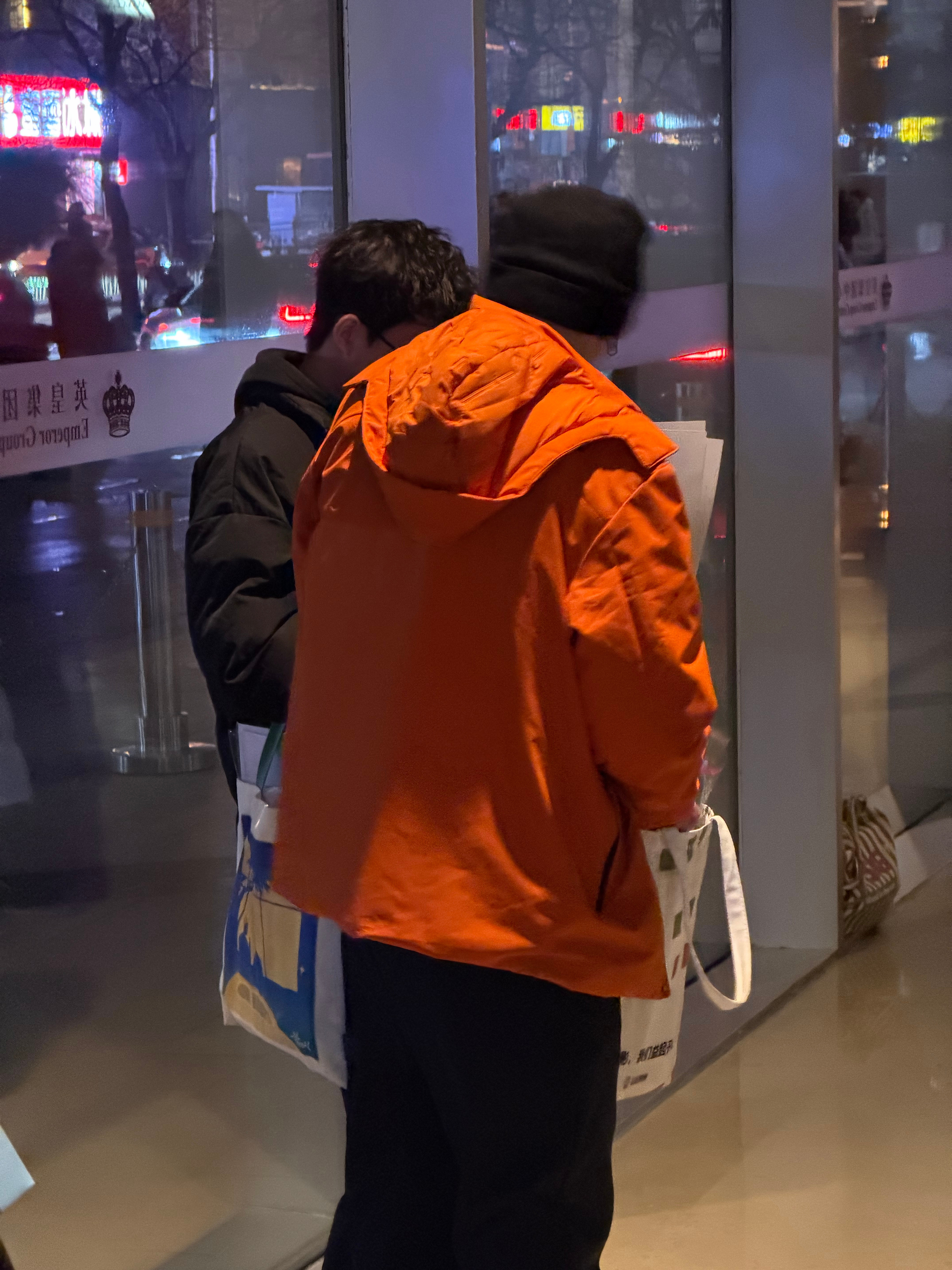 做人不要太纠缠澄清贴，图一橙色衣服男子。不是黄牛。图二和其他人才是。无