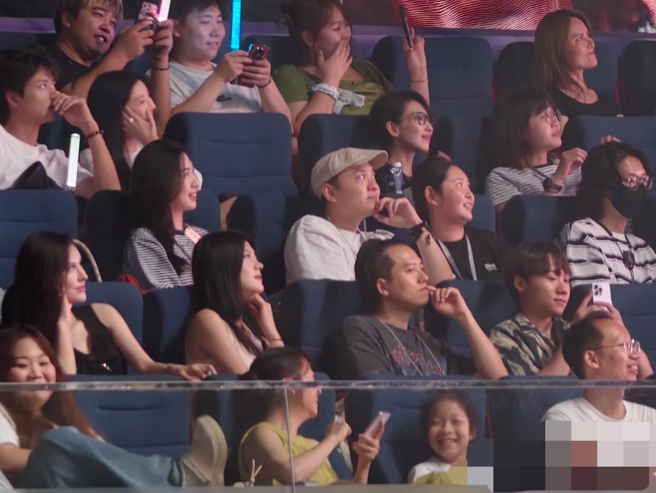 姚政携妻子tina来看张远北京演唱会。今天是张远北京演唱会第二场。与老幺糊糊
