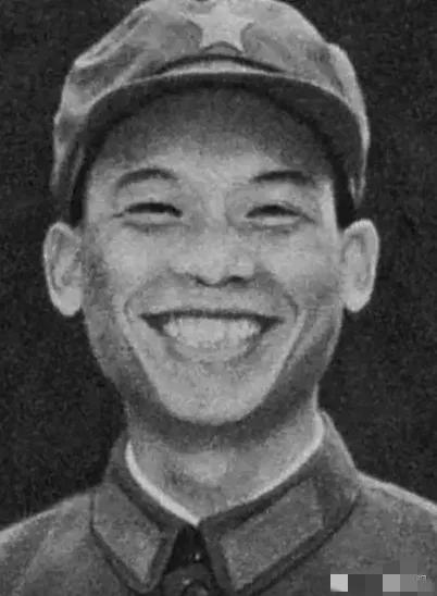 1979年，解放军一名走失的战士正在越南的农田中采挖红薯，这时，突然迎面冲来了七