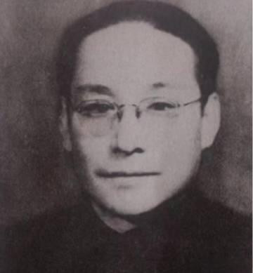 1937年8月，1位老农来酒馆喝酒，只见几个人正在窃窃私语。老农要了半壶酒，坐下