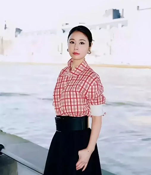林心如在河边散步，衣着考究华美，身材凸凹有致，气质高雅迷人