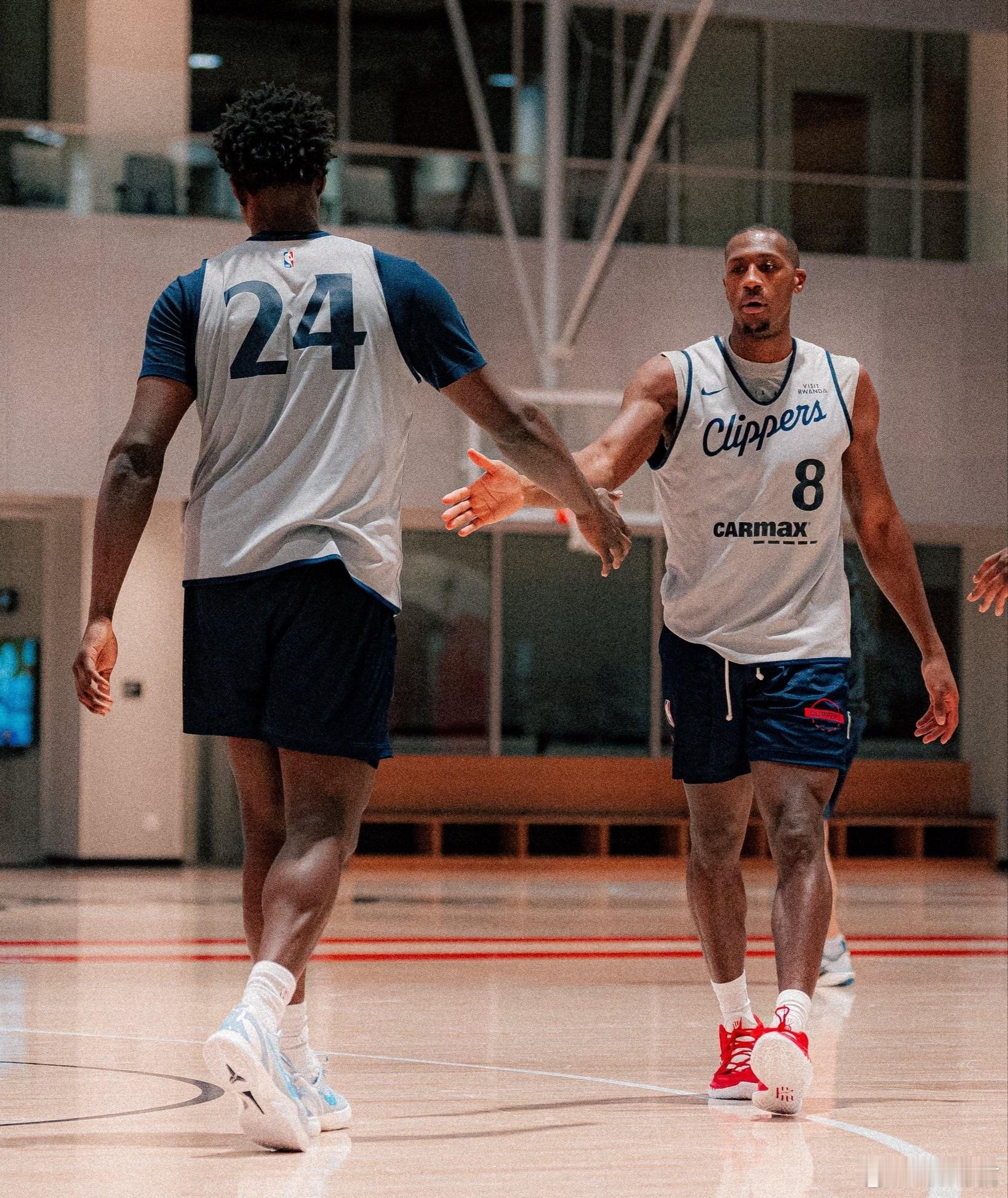 洛杉矶快船其实只要你花点时间去翻看快船队的比赛录像，就会发现在泰伦卢的战术设计中