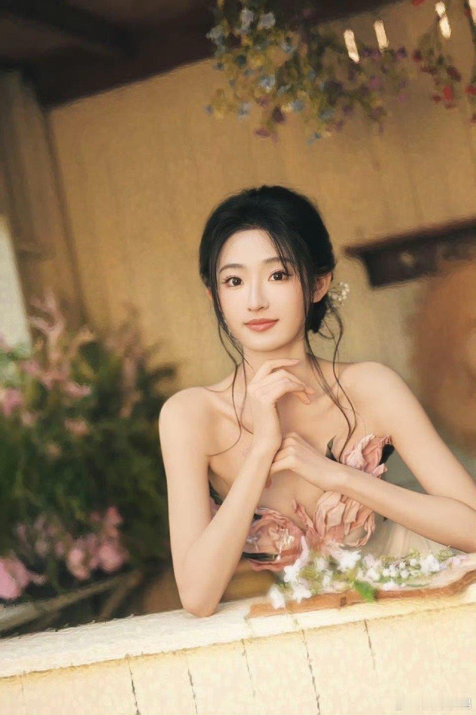 杨雨潼的红毯首秀就是金鸡，谁懂她这个白色礼服缀满百合花，典雅精致宛如仙女下凡，好