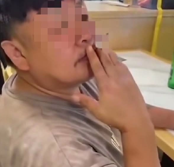 某女子模仿让别人“禁烟”，结果网友直呼解气[赞]最近很多人莫名其妙在公众