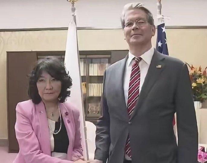 在与中方谈判前贝森特为什么要先跑一趟日本？日本事实上已经成了悬在美国头上的一把