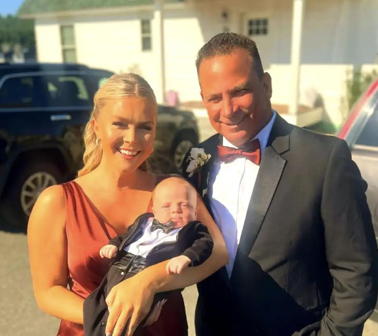 28岁，她丈夫60岁。相差32岁的婚姻冲上热搜时，她正怀着第二个孩子。她不是