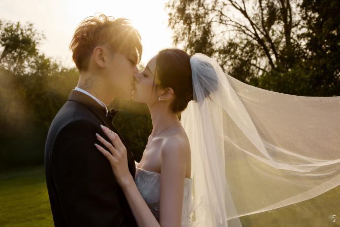 黄子韬徐艺洋结婚亲吻照黄子韬徐艺洋结婚亲吻照真的是好甜好浪漫呀，看到晒出来的婚