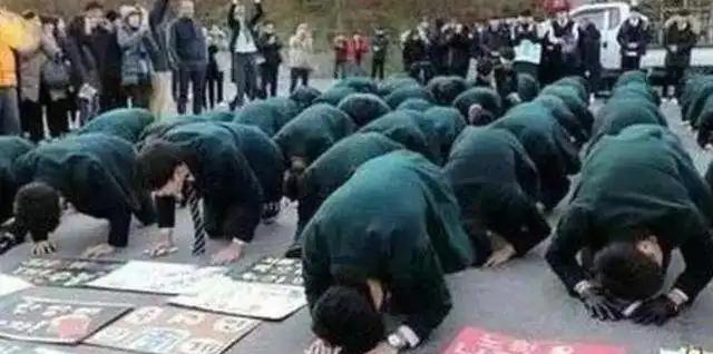 “跪下！你们这些中国人统统给我跪下！”1995年，在广东珠海瑞金电子公司的厂房中