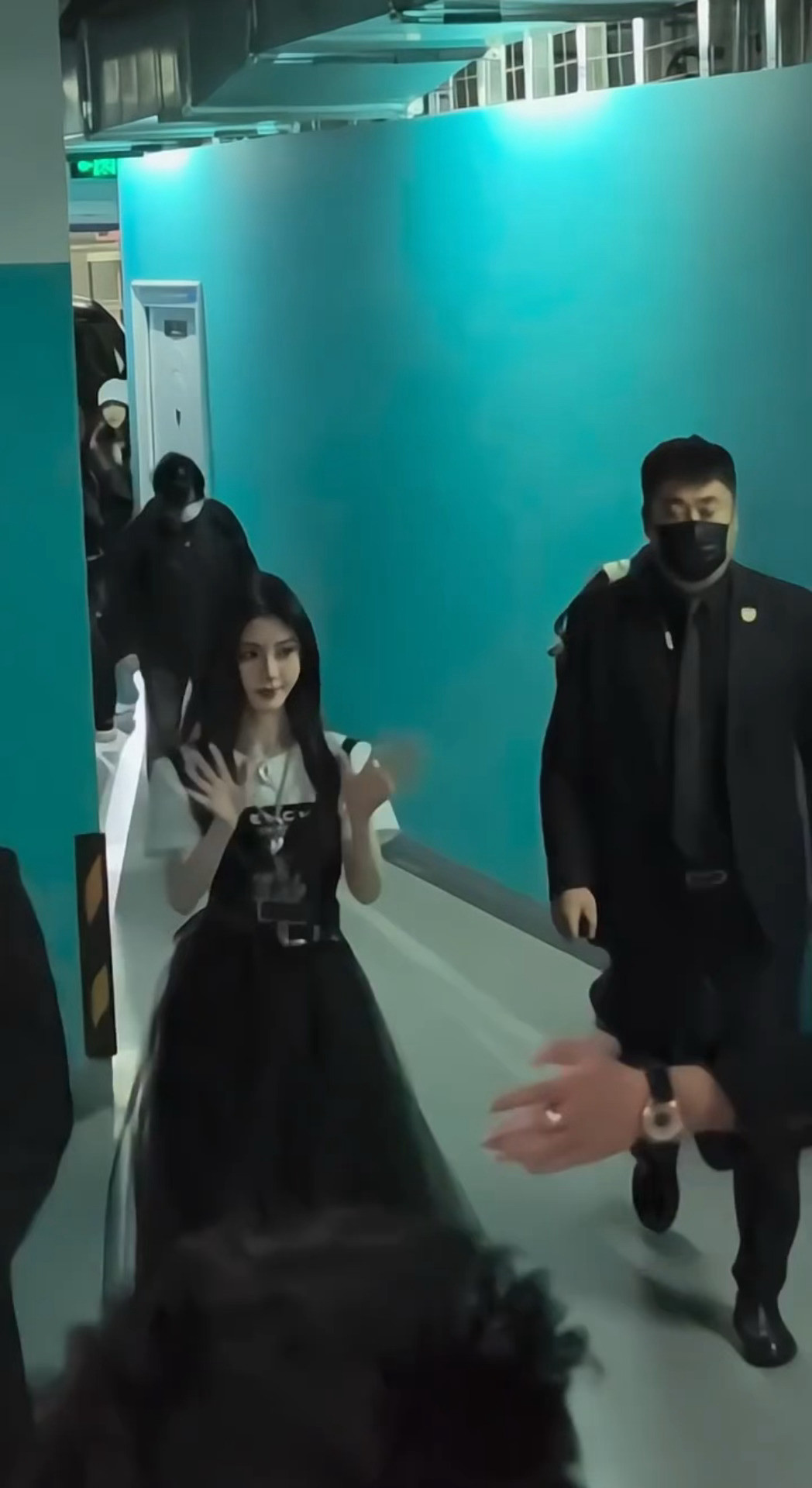 月鳞绮纪陈都灵鞠婧祎扫楼路透，小🍊嘟嘟今天都是大小姐风欸，就爱看点姐姐妹妹🥰