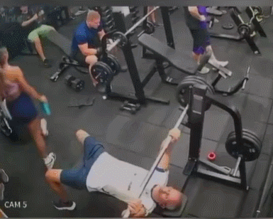 【巴西男子健身被杠铃砸中当场身亡】据《每日邮报》报道，近日一名巴西男子在健身房