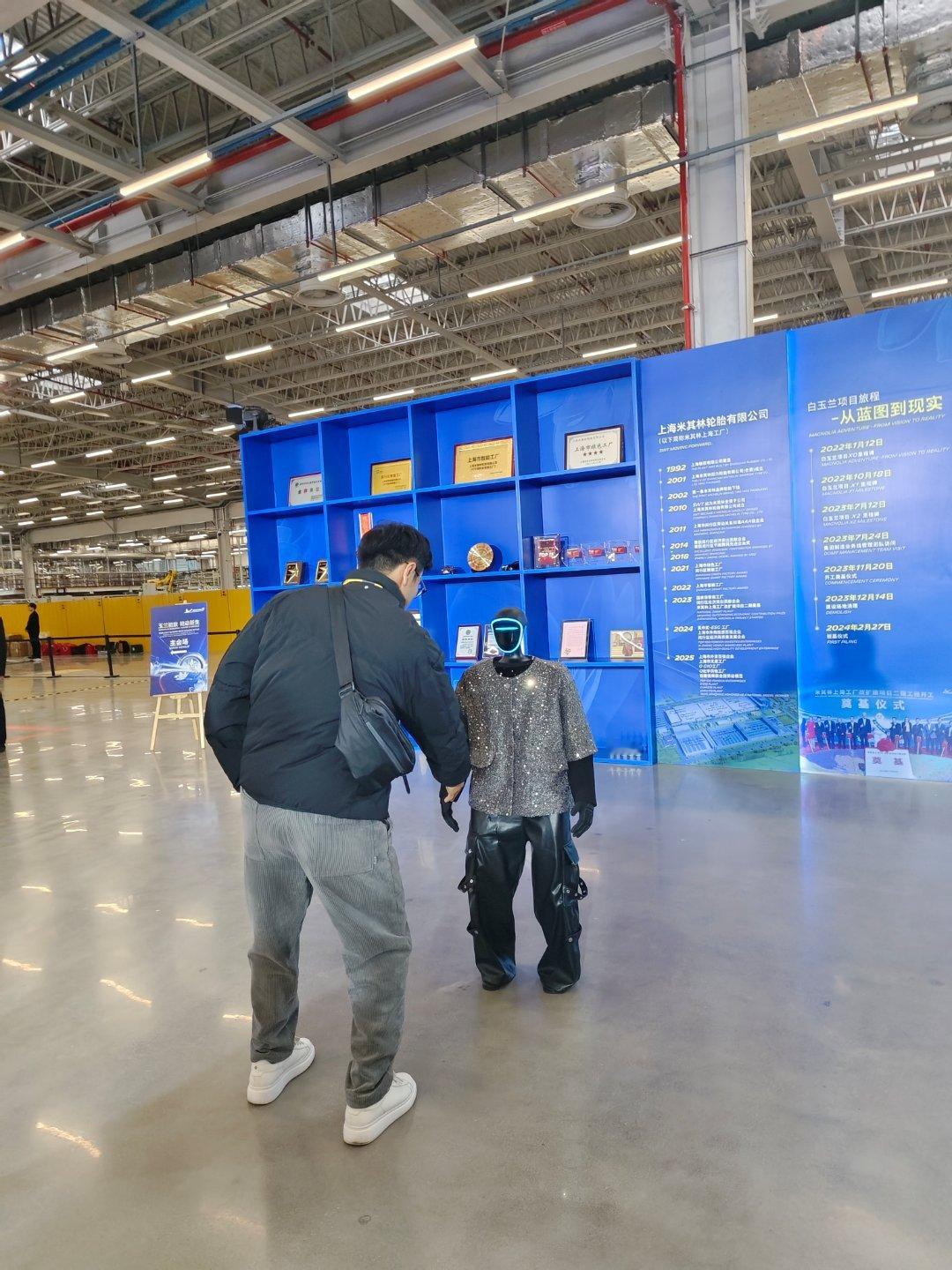 有点意思，我跟跟宇树机器人说，来，握个手，它真把手抬起来了。这机器人的电池在腰部