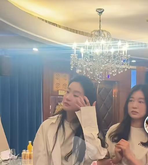 刘亦菲，哭了！刘亦菲一身低调，素颜出现在北电大学同学毕业20周年聚会上，虽然她