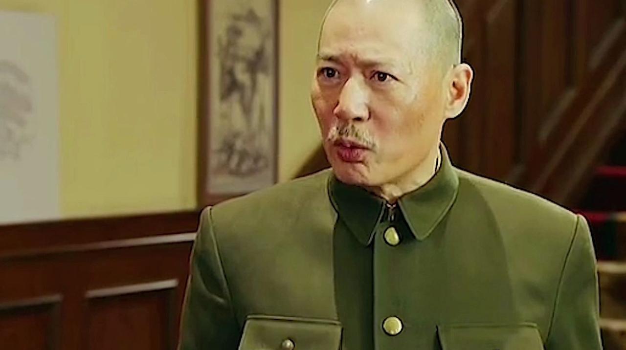 1949年5月19日，部分解放军攻入上海市区，招商局的“汉民轮”号关掉引擎，趁夜