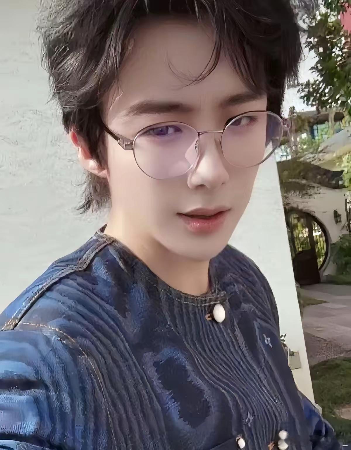 江苏卫视这次是真懂了。直接把刘宇宁的帅脸怼到镜头前，搞了个一镜到底的男友视角。这