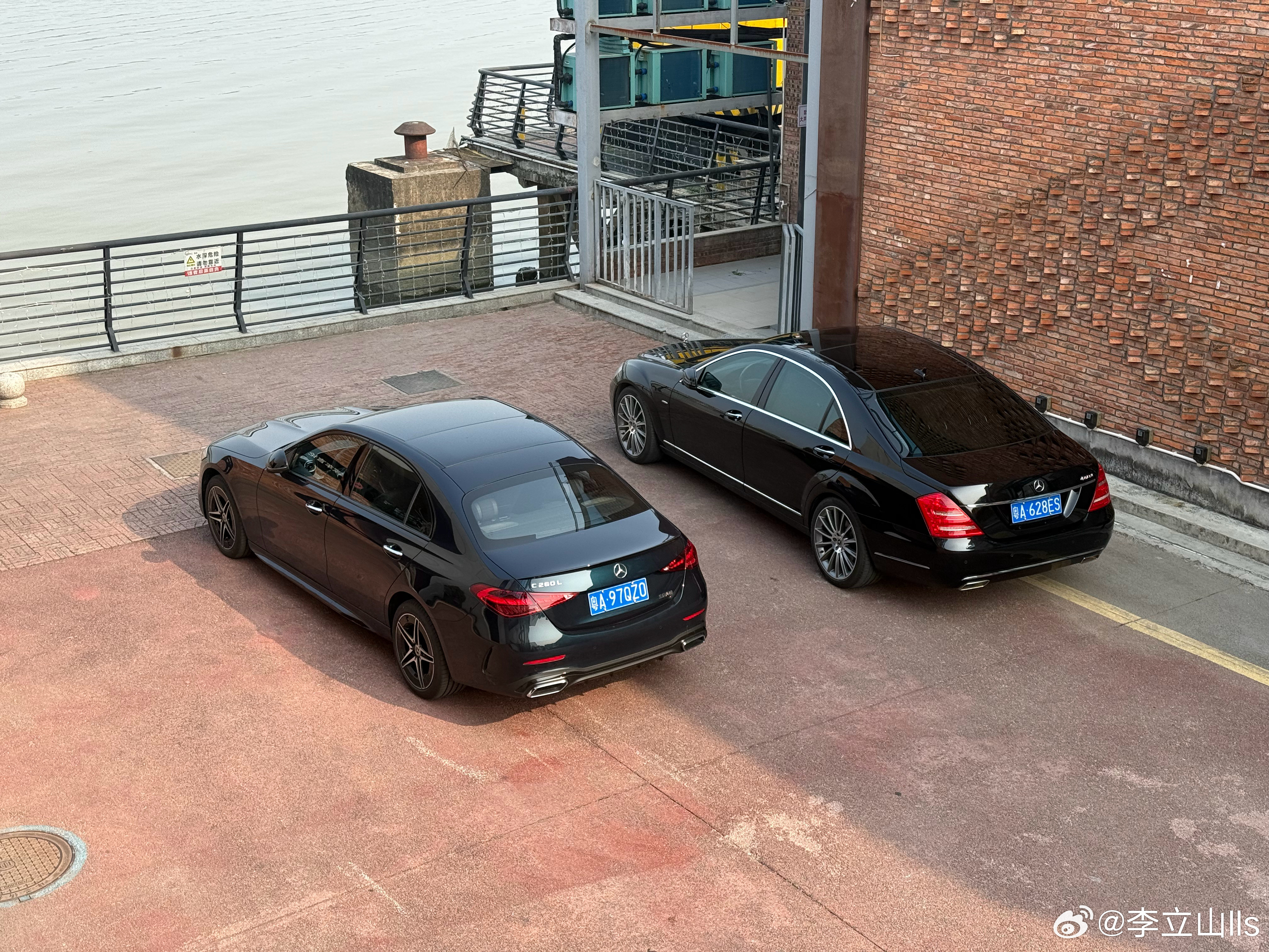 今日座驾，开着老S回来，试新C！w221又回来，给公子年审！