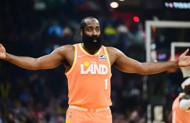 前NBA球员吉尔伯特-阿拉纳斯在节目中谈到了詹姆斯-哈登的手部伤情。阿里纳斯说