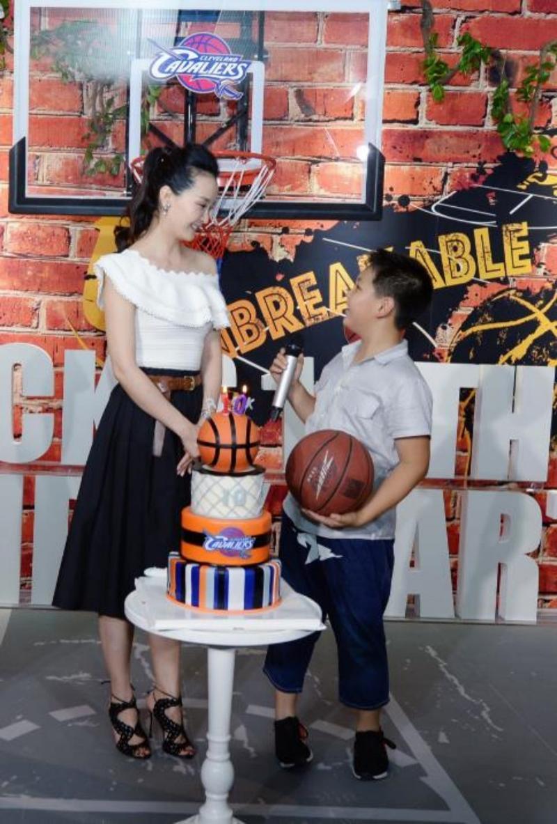 近日，王艳晒出19岁儿子球球近照，引发网友热议。照片中，球球身高超180cm，比