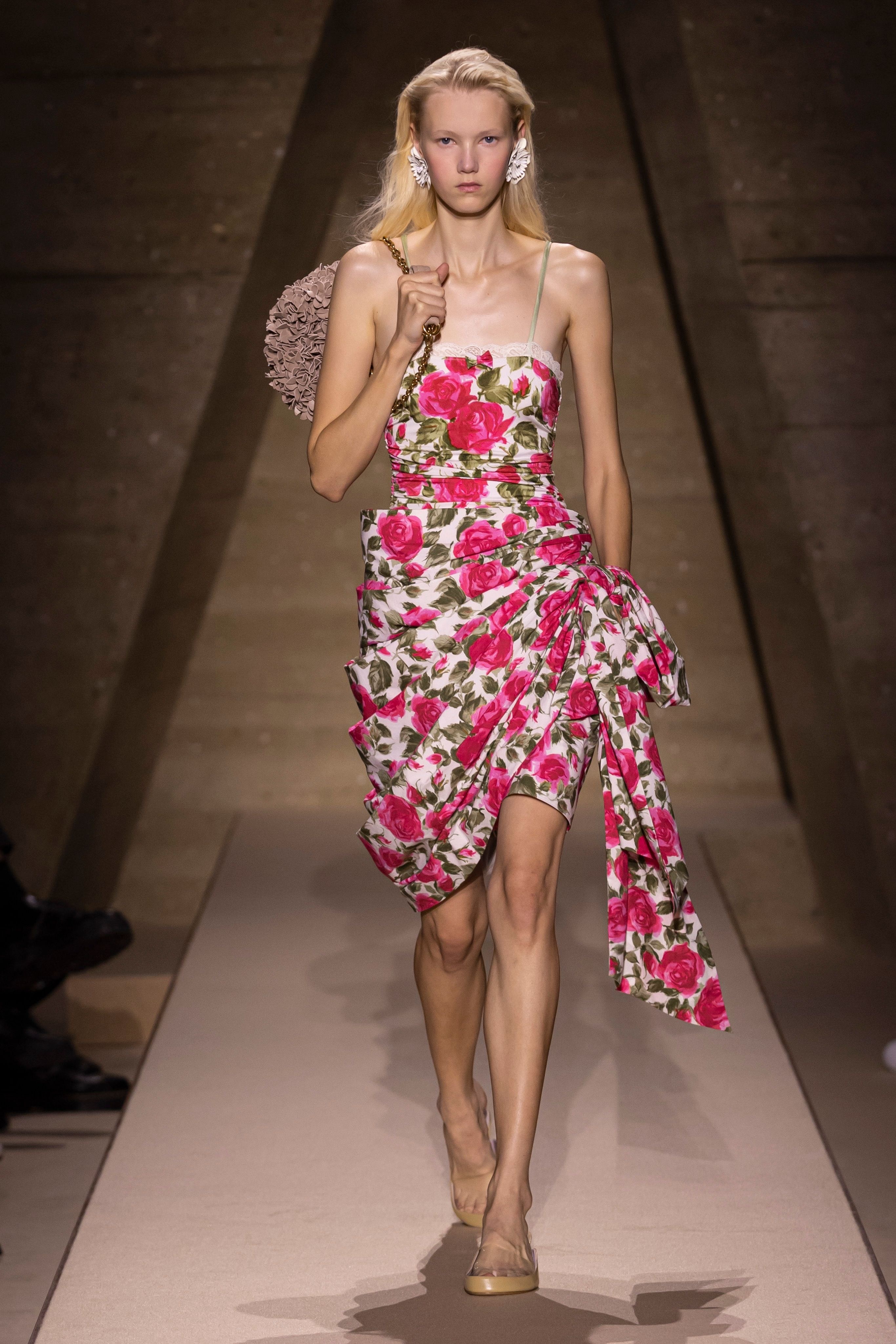 这条来自Chloé的吊带裙选得也很妙哦，玫瑰与珍珠，复古明艳而又清透慵懒