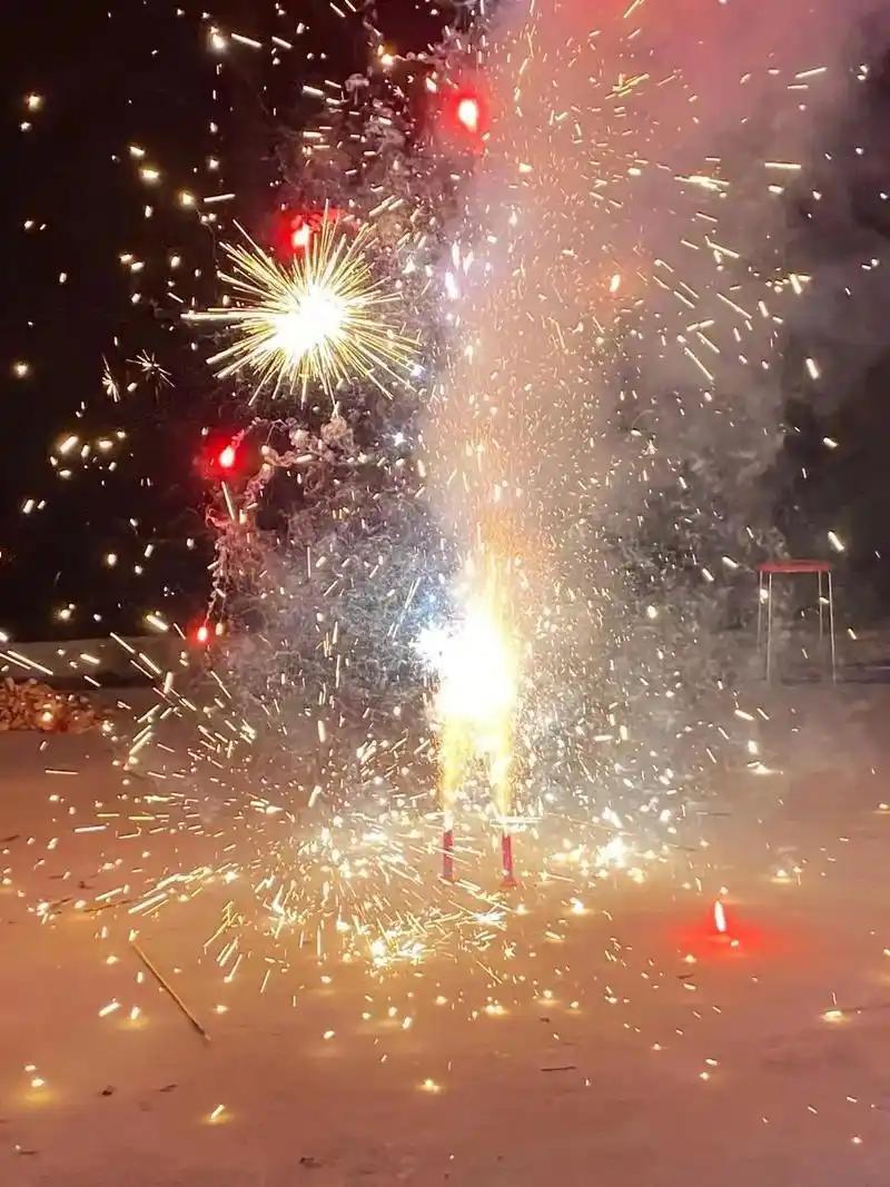 ＃燃放烟花是否对环境造成污染＃‌燃放烟花会对环境造成明显的污染‌，主要