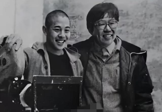 当年，李连杰在拍“少林寺”时与导演张鑫炎的一张留影，当时少林寺方丈说他有佛缘劝他在少林寺出家，幸亏当