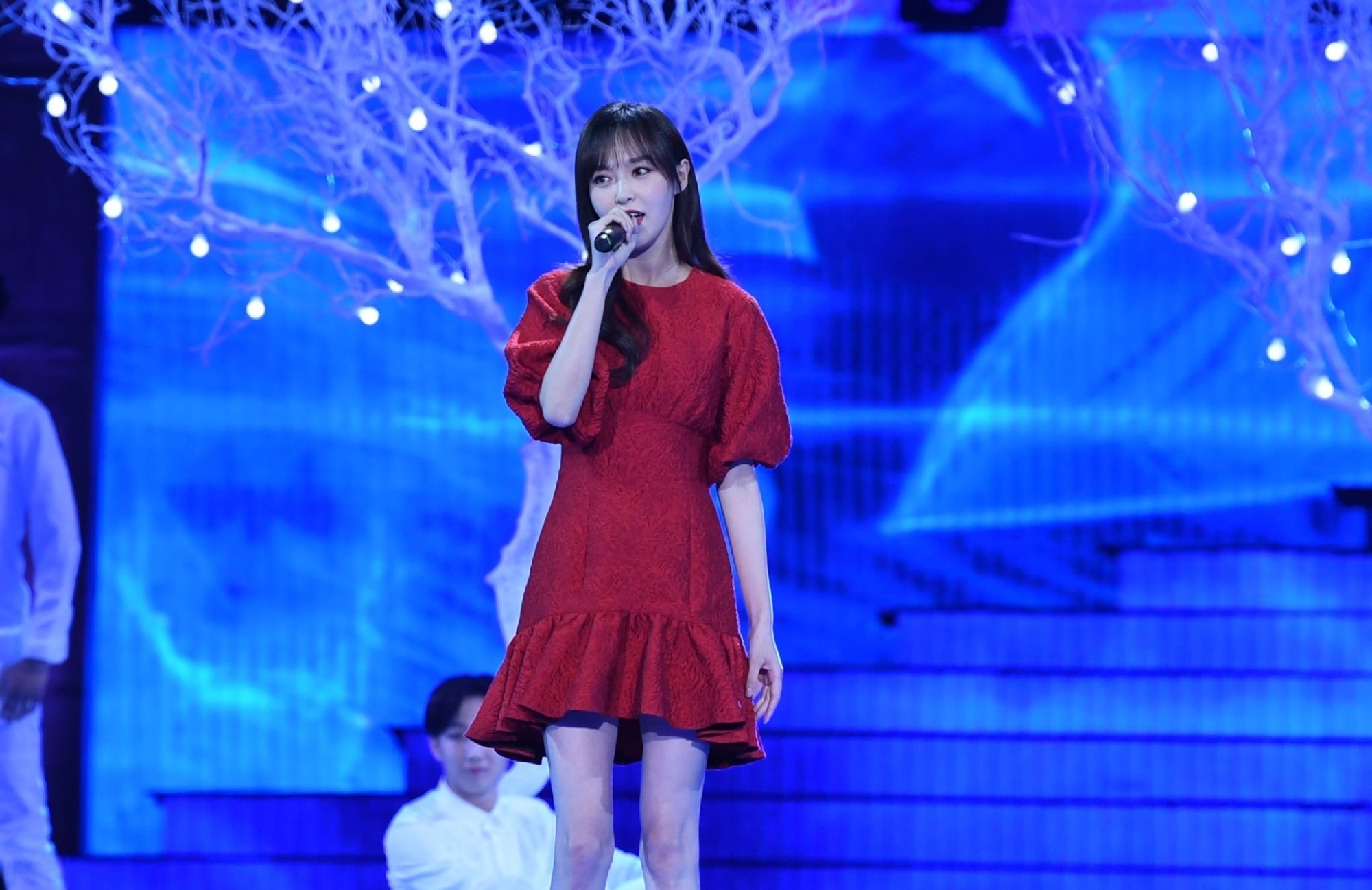 唐嫣姐姐的红裙子舞台妆造。唐嫣