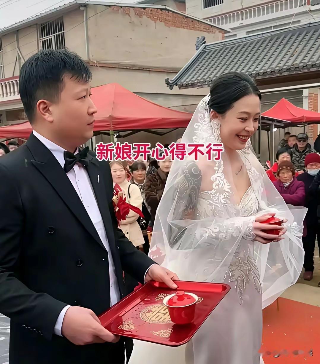 这对新人的表情看起来有些差异，新娘非常的开心，喜悦之情溢于言表，而新郎的表现很沉