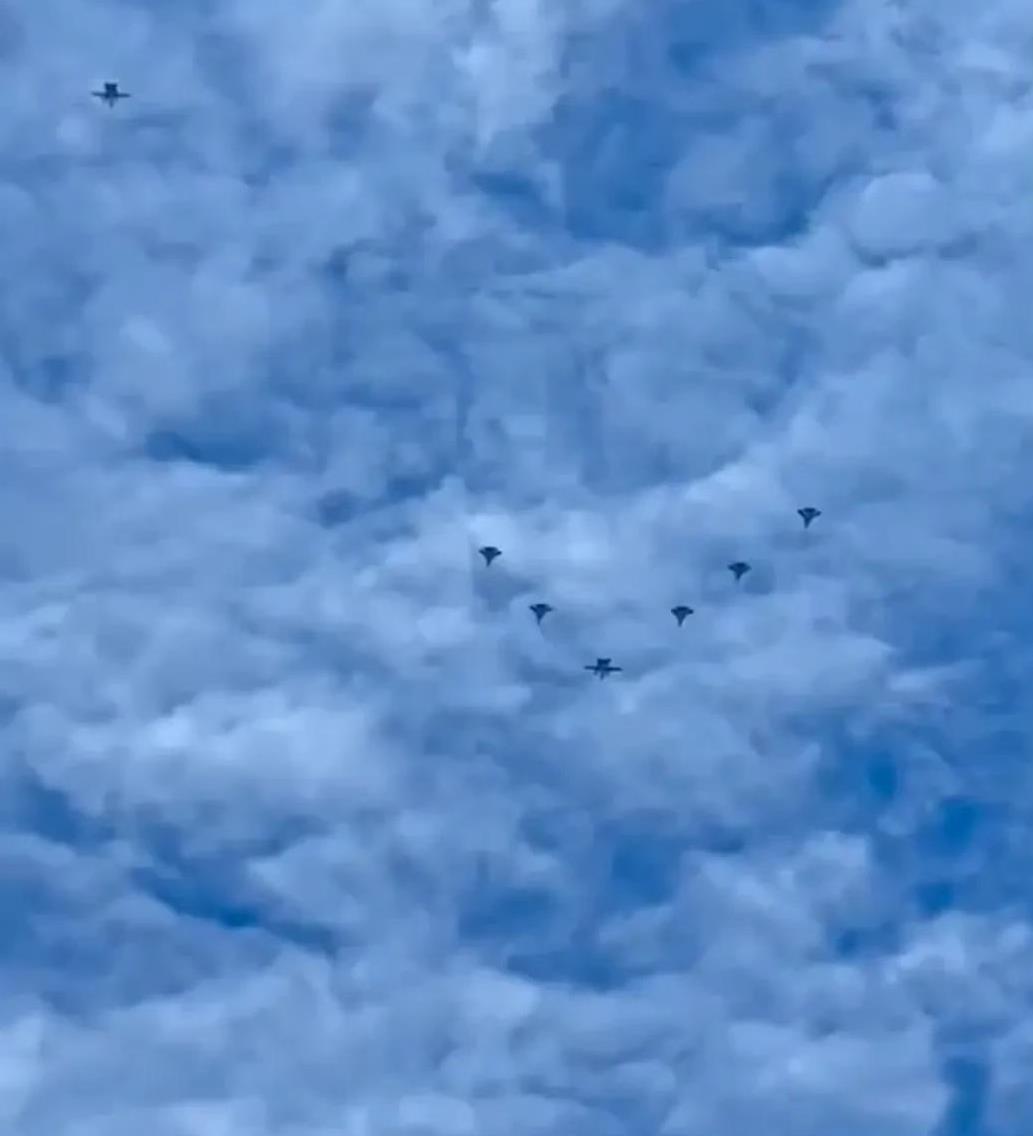 KJ-600舰载预警机与歼-15T舰载战斗机已经开始编队飞行彩排了，很显然是准备