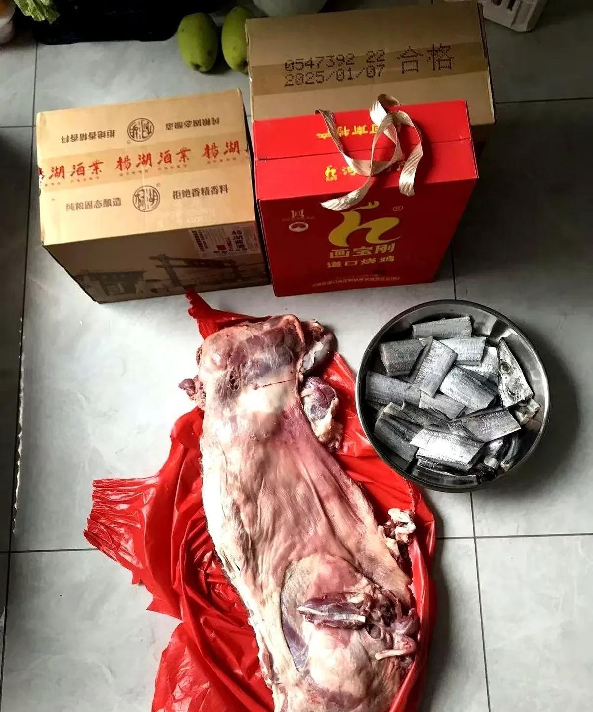 对门邻居老两口简直不可理喻，每年中秋春节，唯一的女儿都会和女婿一起带着很多礼物来