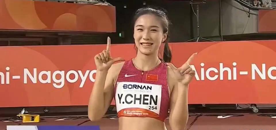 没有什么几乎同时撞线，领先一大截，这就是我们的百米小将陈妤颉，轻松夺冠！打破十
