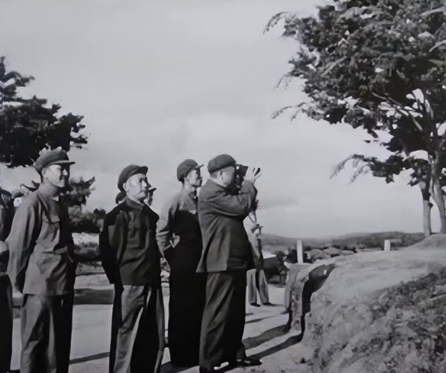 49年9月，北平秋意正浓，第一届中国人民政治协商会议的会场内，一场特殊的对话正在