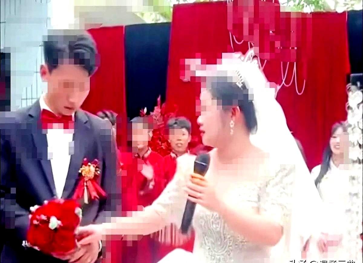 婚礼现场新娘一开口讲话新郎懵了观众懵了伴郎伴娘都懵了新娘在婚礼现场不慌不忙地拿