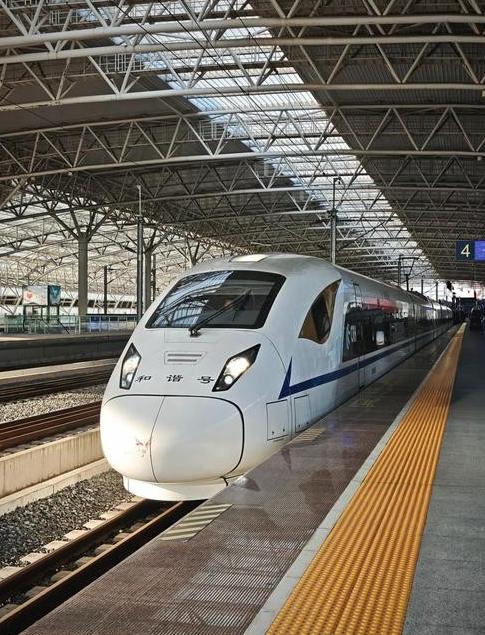 怪不得要大力发展高铁，它的耗能成本太让人意外了。一辆高铁载有500人，时速300