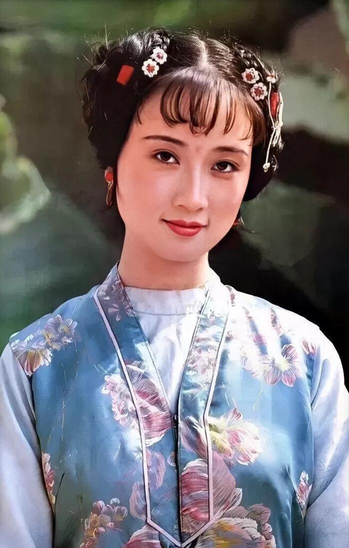 《红楼梦》里最惨的女孩，当属香菱。本是甄士隐的千金小姐，元宵夜被拐，从此跌入苦海