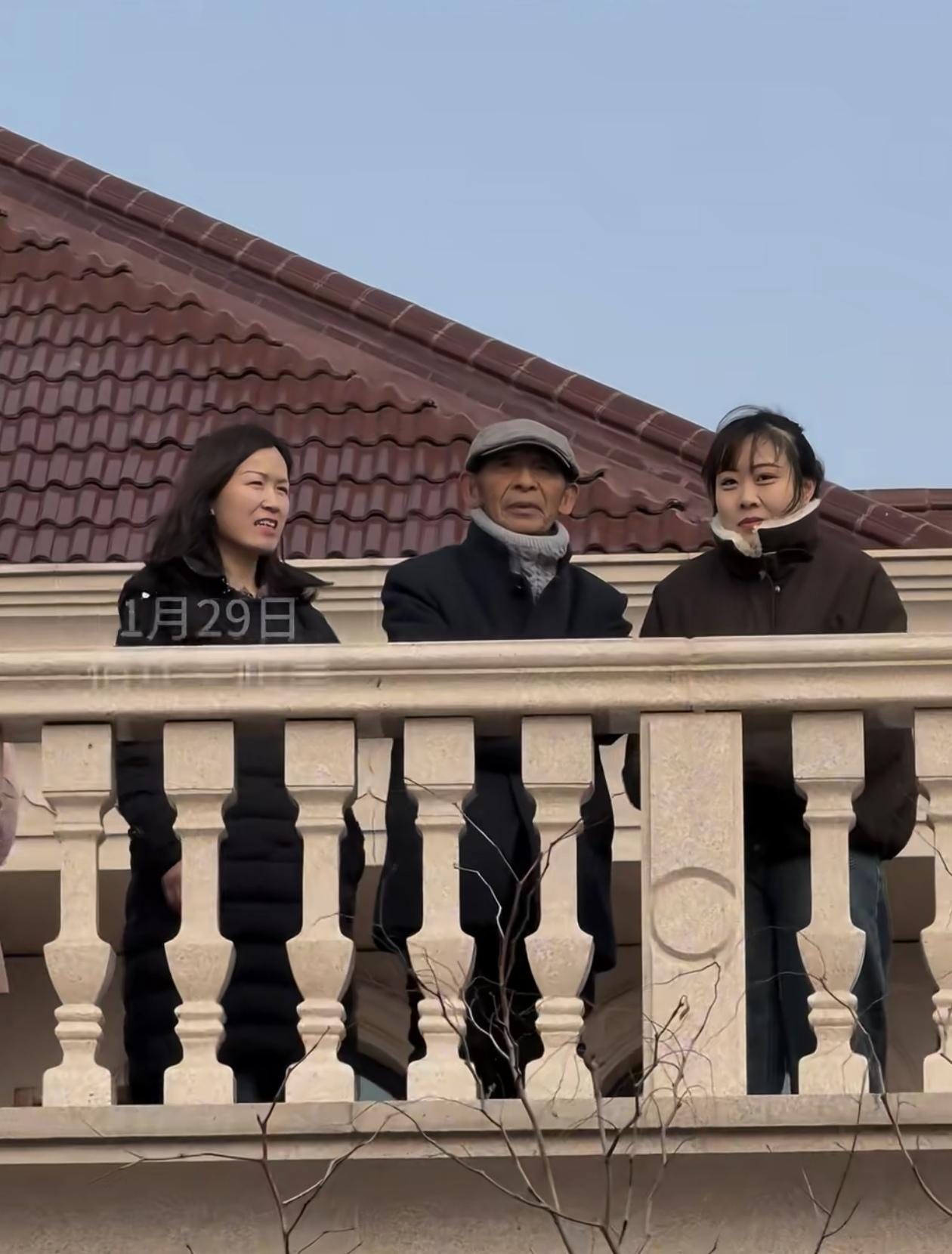 光明村发年货，这个老头子领到了吗？