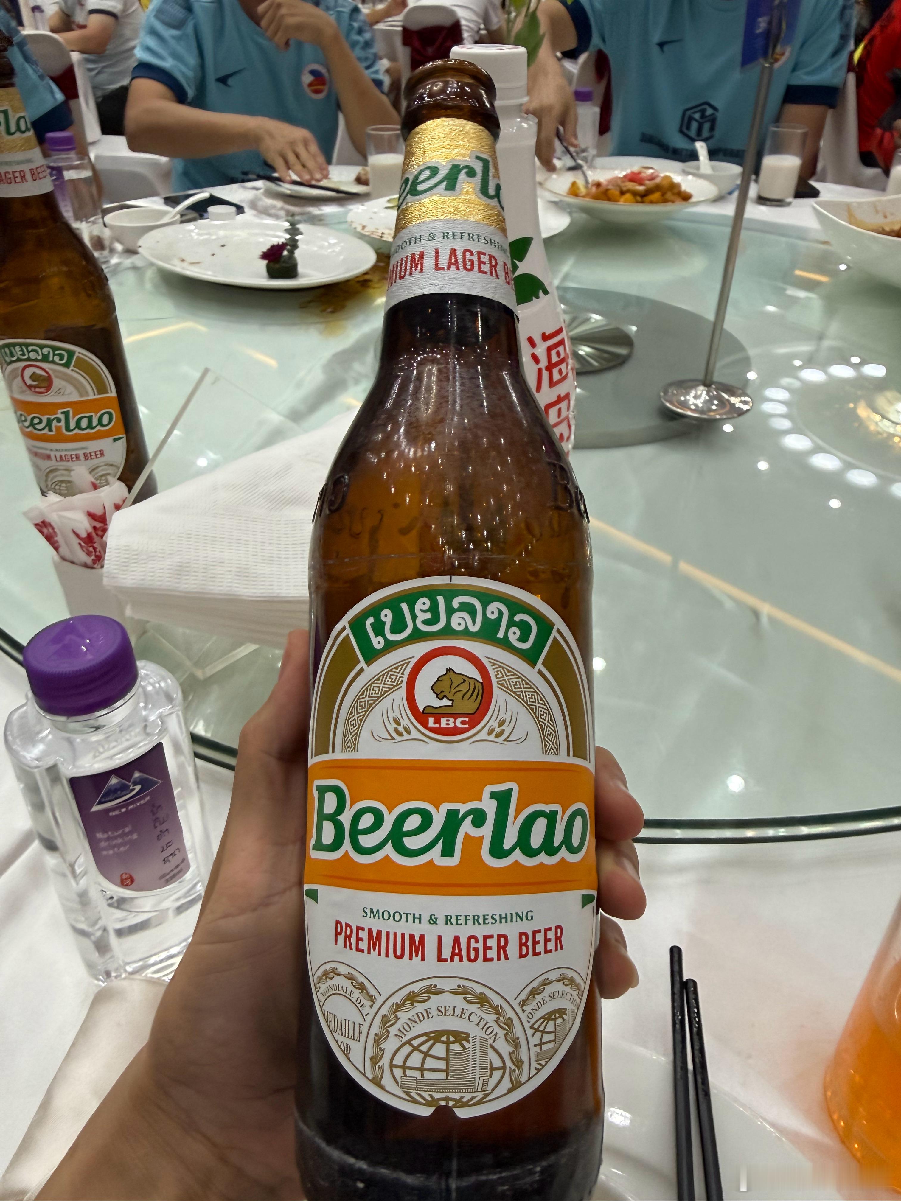 听说老挝这个本地啤酒很好喝，可惜我不喝酒，不然高低给大家尝尝老挝·月亮岛皇宫会