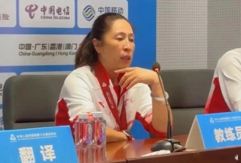 广东女篮夺冠之后，赛后主帅郑微采访谈到球队遇到的困难，他道出具体原因，令人泪目了