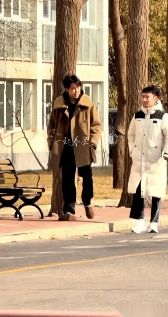 好家伙，这不妥妥的体总下班二人组吗。王大头和牛哥，俩人裹得严严实实，边走边唠，