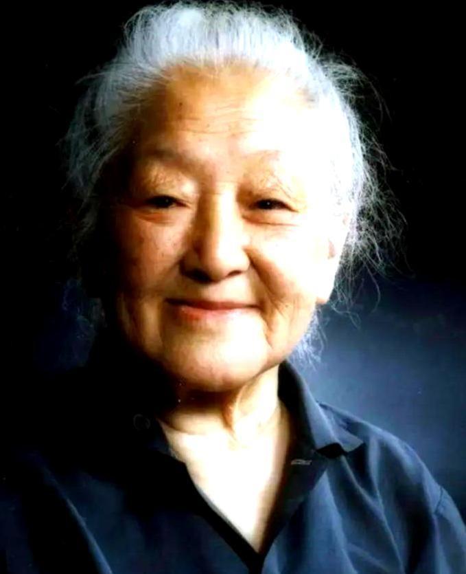 1978年，物理学家钱三强的夫人何泽慧前往集市采买，菜贩斜眼打量着她，语带轻蔑：
